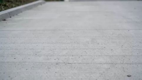beton czesany podjazd