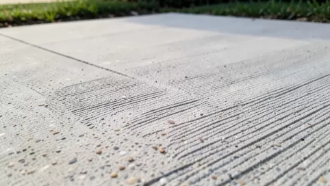beton szczotkowany na podjazd
