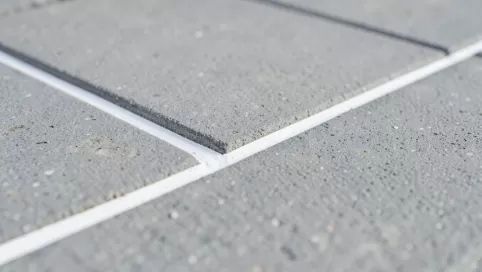 Fuga do płyt tarasowych betonowych