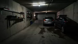 Garaż w piwnicy podjazd