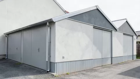 garaże blaszane tynkowane