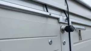 Jak otworzyć bramę garażową od zewnątrz