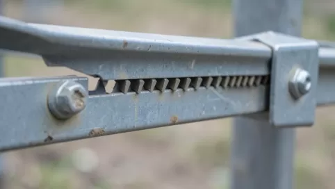 Jak zamontować listwę zębatą do bramy
