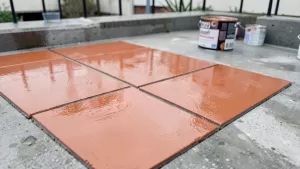 Malowanie płyt betonowych na tarasie