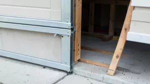 Montaż bramy garażowej przed wylewką