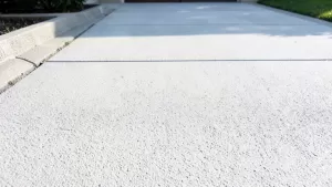 Podjazd z betonu szczotkowanego