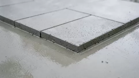 Układanie płyt betonowych na betonie