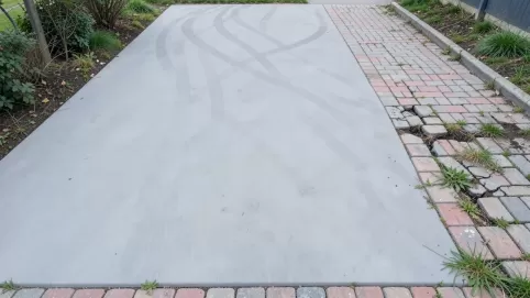 Betonowy podjazd zamiast kostki