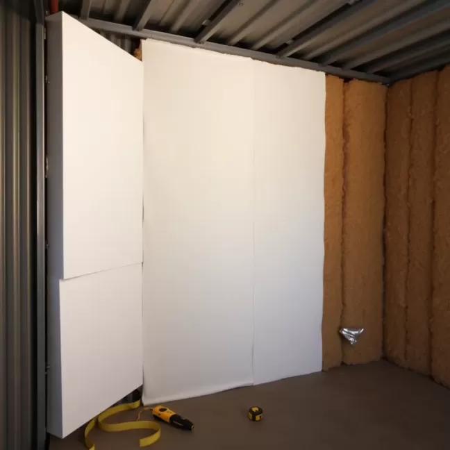 Czym obic garaż w środku