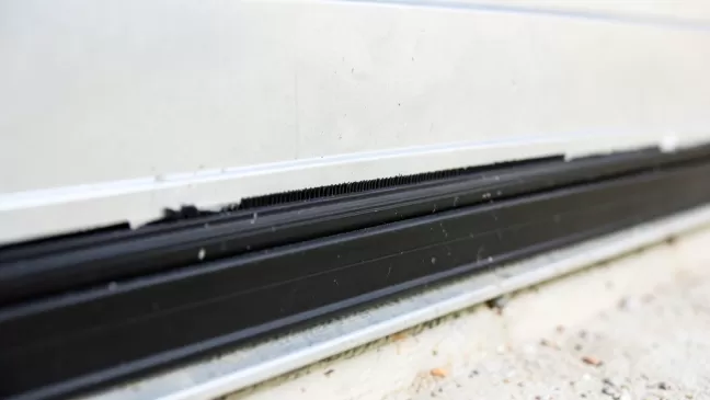 Czym uszczelnić drzwi garażowe