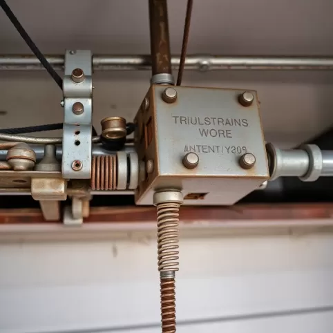 Demontaż bramy garażowej