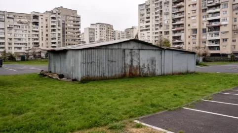 Garaż blaszany na terenie wspólnoty mieszkaniowej