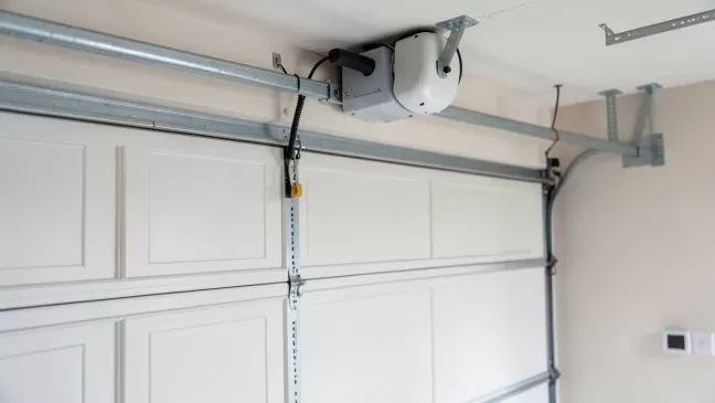 Ile kosztuje montaż bramy garażowej z napędem