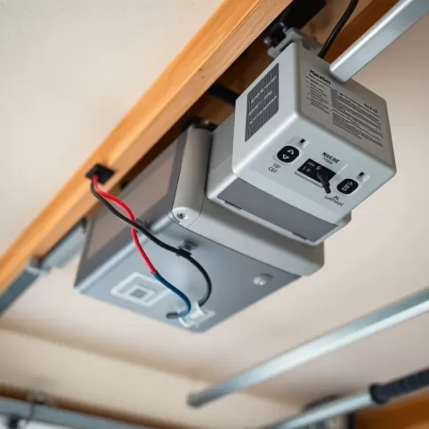 Ile kosztuje montaż napędu do bramy garażowej