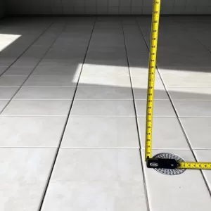 Jak kłaść płytki ze spadkiem w garażu