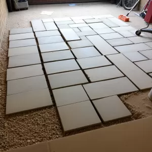 Jak ułożyć kostkę brukową w garażu