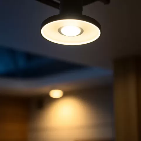 Jaka lampa przed garaż
