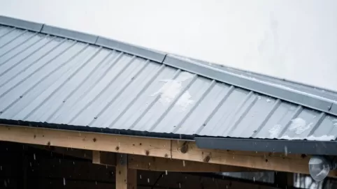 kąt nachylenia dachu garażu blaszanego