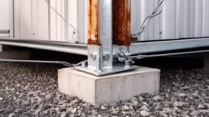 Mocowanie garażu blaszanego