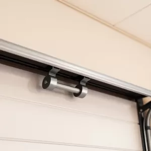 Montaż bramy garażowej panelowej