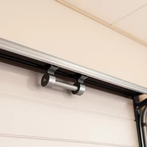 Montaż bramy garażowej panelowej