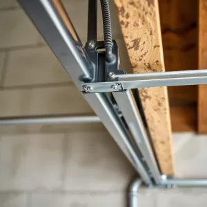 Montaż bramy garażowej przed wylewką