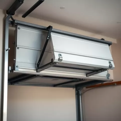 Montaż bramy garażowej uchylnej Hörmann