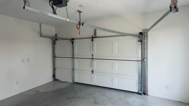 Montaż bramy garażowej uchylnej Hörmann