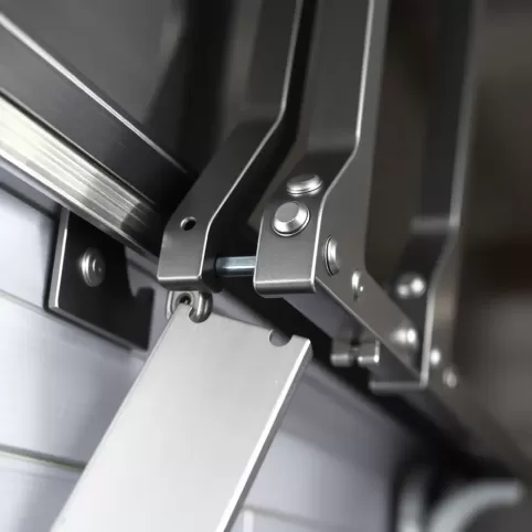 Montaż bramy garażowej uchylnej Wiśniowski