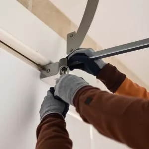 Montaż bramy garażowej uchylnej z Castoramy