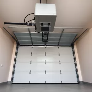 Montaż bramy garażowej uchylnej z napędem