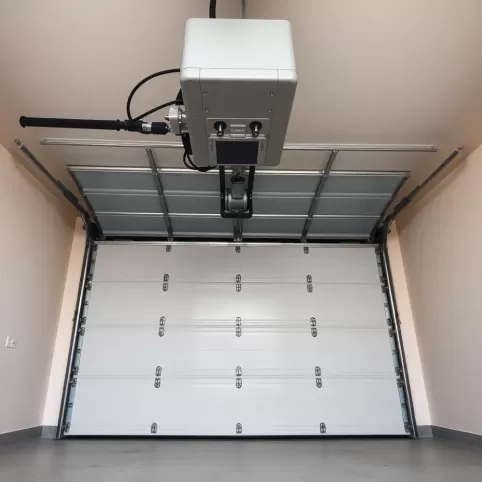 Montaż bramy garażowej uchylnej z napędem