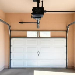 Montaż bramy garażowej z napędem