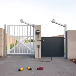 Montaż napędu bramy dwuskrzydłowej