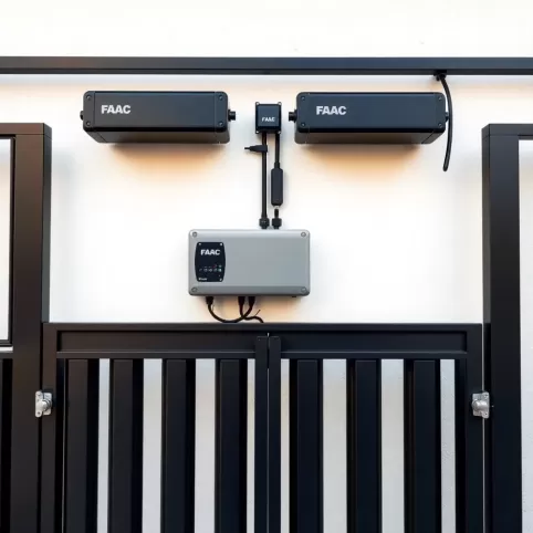 Montaż napędu bramy dwuskrzydłowej FAAC