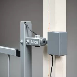 Montaż napędu bramy dwuskrzydłowej Nice