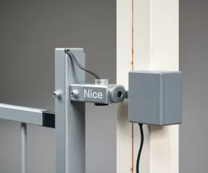 Montaż napędu bramy dwuskrzydłowej Nice