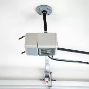 Montaż napędu bramy garażowej