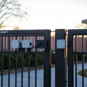 Montaż napędu do bramy dwuskrzydłowej Somfy