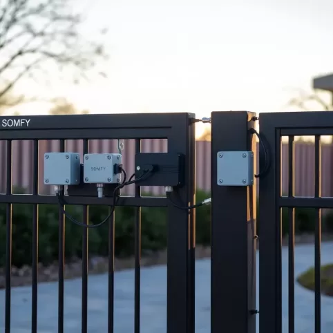 Montaż napędu do bramy dwuskrzydłowej Somfy