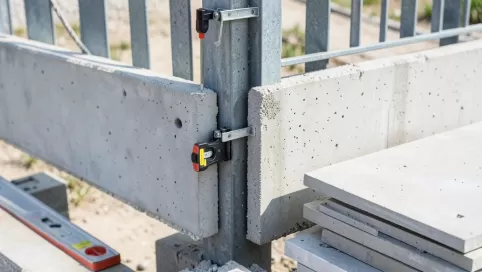 montaż płyt betonowych ogrodzeniowych
