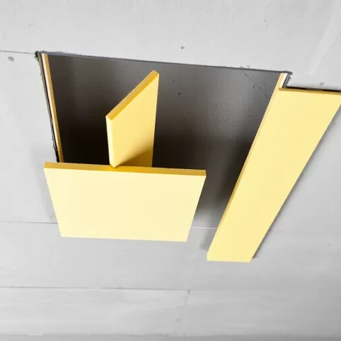 Montaż płyt PIR na suficie betonowym