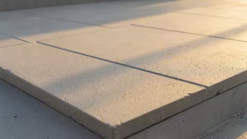 układanie płyt tarasowych na wylewce betonowej
