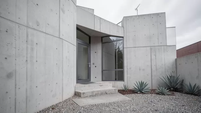 Wejście do domu z płyt betonowych